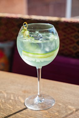 salatalık ve limon ile yaz kokteyli