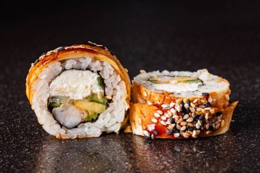 Siyah arka planda suşi.