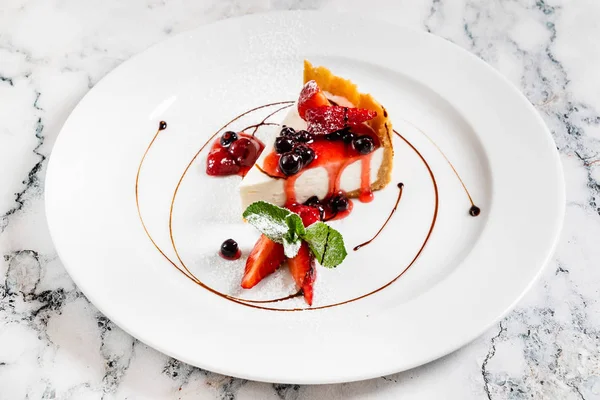 Tarta Queso Con Fresas Frescas Menta Cerca —  Fotos de Stock