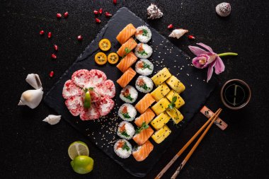 suşi siyah arka plan üzerine yakın çekim