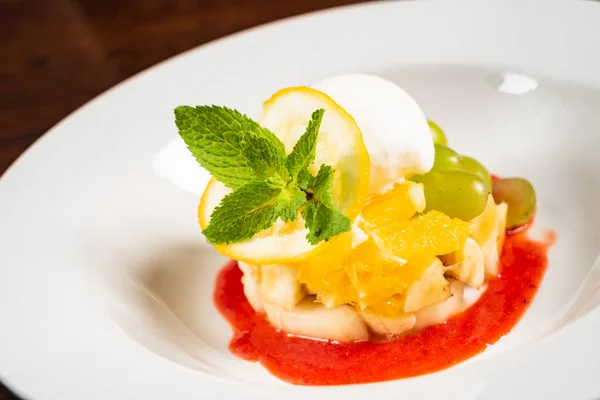 Vegetarisches Fruchtdessert Mit Minze Nahaufnahme — Stockfoto