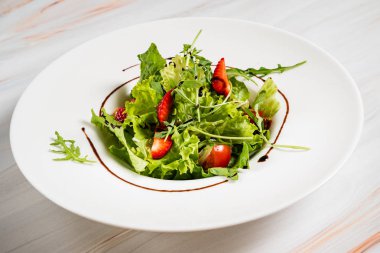çilek ve arugula ile sağlıklı salata, yakın yukarı