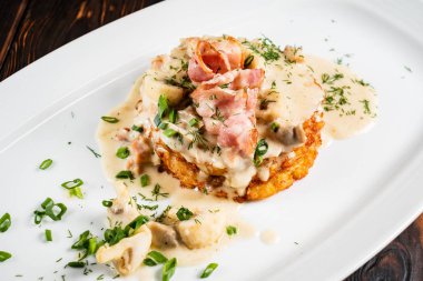 pastırma ve sos ile patates krep, yakın