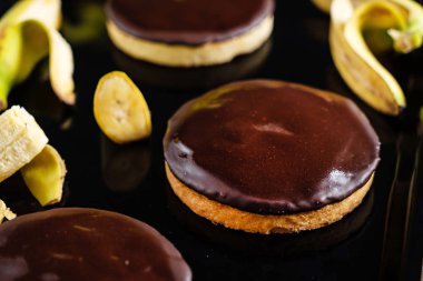 siyah arka planda lezzetli muz kek