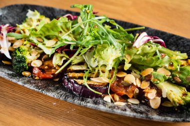 pesto soslu ızgara sebzeler, yakın