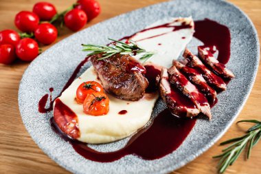 kereviz püresi ve sos ile ördek, yakın yukarı