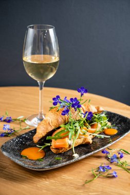 jambon ve krem peynir ve şarap ile kruvasanlar 