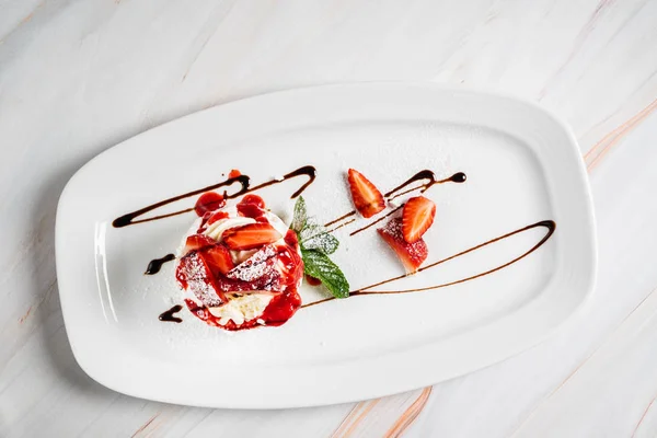 Postre Con Fresas Helado Primer Plano —  Fotos de Stock