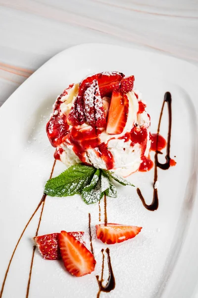 Dessert Met Aardbeien Ijs — Stockfoto