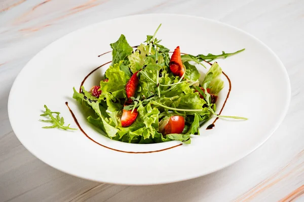Çilek Arugula Ile Sağlıklı Salata Yakın Yukarı — Stok fotoğraf