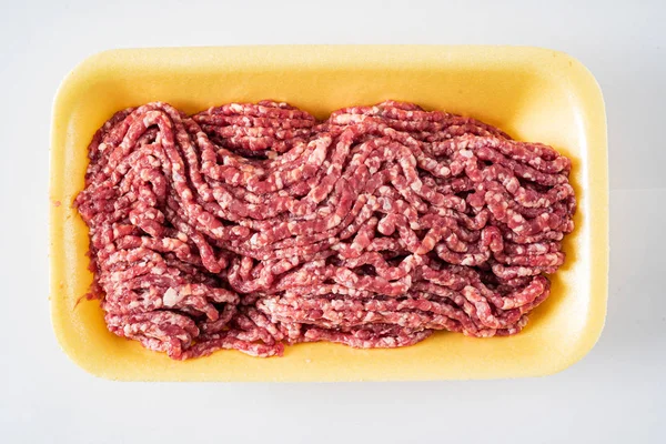 Carne Macinata Isolata Sullo Sfondo Bianco — Foto Stock