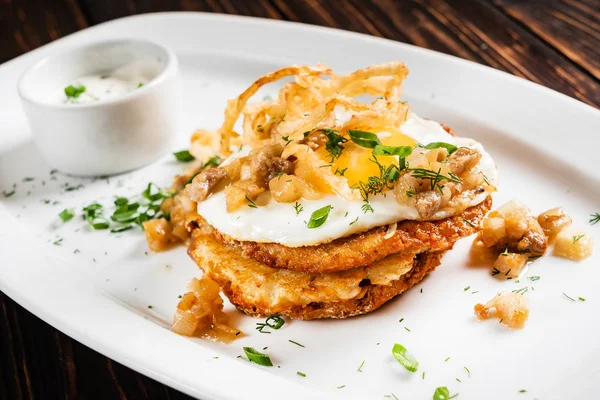 Tortitas Patata Con Huevo Frito Cerca — Foto de Stock