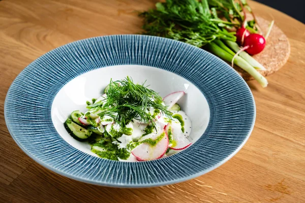 Zomerse Frisse Salade Met Radishesa Komkommers — Stockfoto