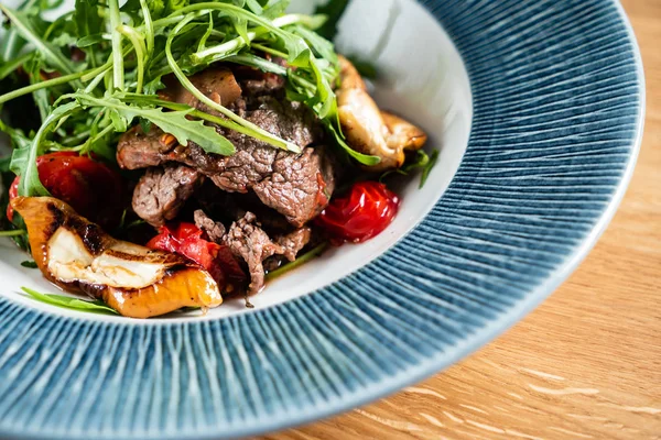 Läcker Sallad Med Nötkött Och Rostade Grönsaker — Stockfoto