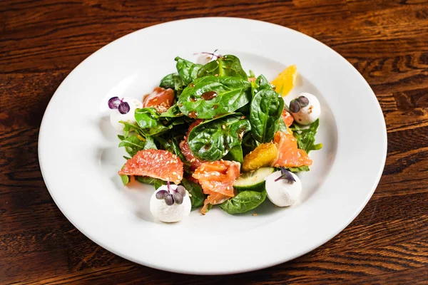 Ensalada César Con Salmón Cerca — Foto de Stock