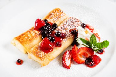 çilek ve nane ile krep, yakın