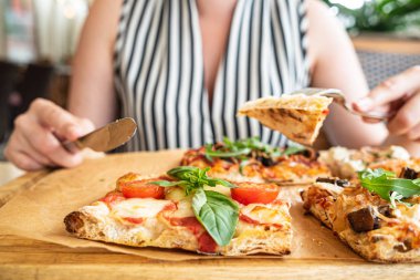 restoranda pizza yiyen kadın, yakın