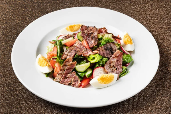 Salad Segar Dengan Daging Sapi Panggang Piring Putih — Stok Foto
