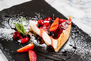 taze çilek ve nane ile lezzetli cheesecake
