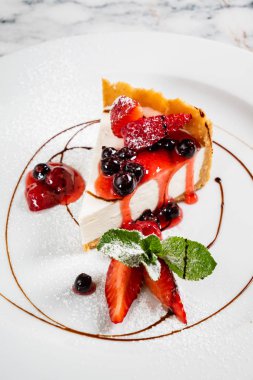 taze çilek ve nane ile cheesecake, yakın