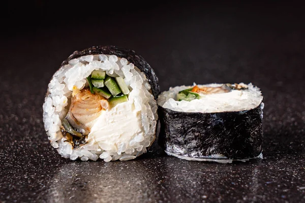 Sushi Černém Pozadí Zblízka — Stock fotografie