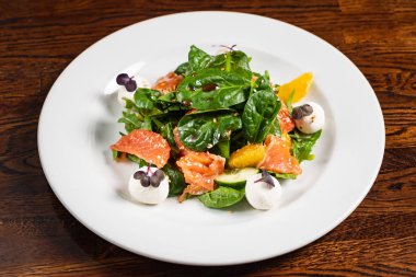 somon balığı ile sezar salatası, yakın