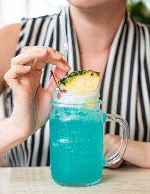 kafede yaz limonata içme kadın