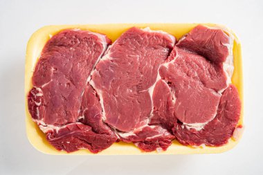 beyaz arka planda taze sığır eti