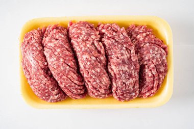 beyaz arka plan üzerinde sığır kıyma