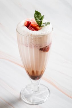 çilek ve çikolata ile milkshake, yakın