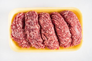 beyaz üzerinde sığır kıyma, yakın