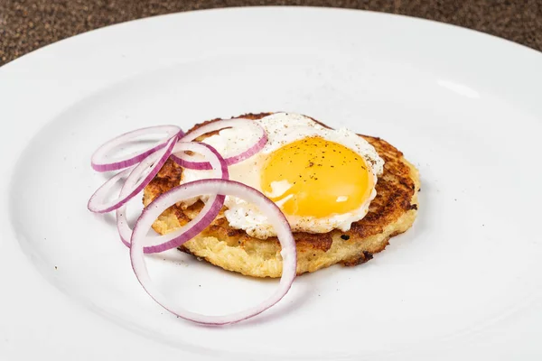 Kartoffelpuffer Auf Dem Weißen Teller Nahaufnahme — Stockfoto