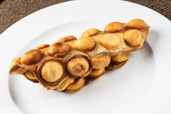 Blase Waffel Auf Dem Weißen Teller Nahaufnahme — Stockfoto