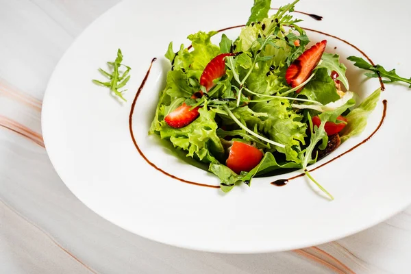 健康沙拉与草莓和阿鲁古拉 — 图库照片