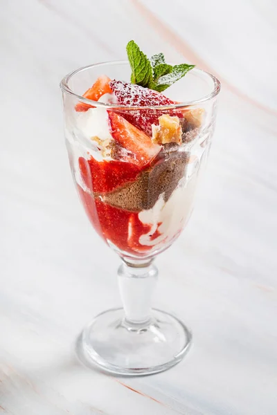 Sommar Dessert Med Jordgubbar Och Choklad Närbild — Stockfoto