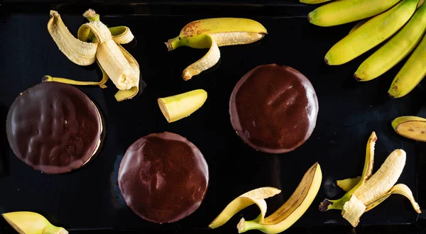 siyah arka planda lezzetli muz kek