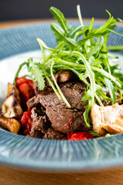 sığır eti ve kavrulmuş sebze ile taze salata