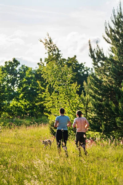 Couple Dog Exercising Together Outdoors — Stock Photo, Image