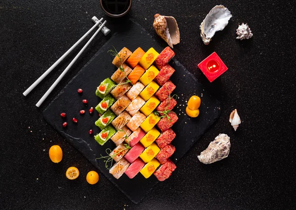 Sushi Set Zwarte Achtergrond — Stockfoto