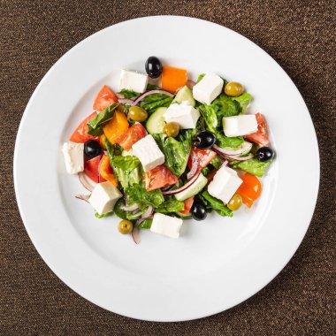 Beyaz tabakta Yunan salatası