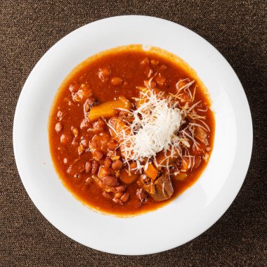 sığır eti ve fasulye ile kış çorbası