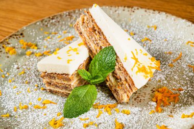 Krem peynirli havuçlu kek.