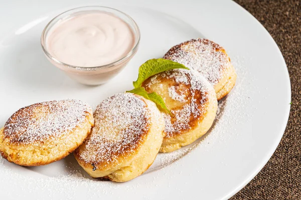 Panqueques Con Crema Agria Plato Blanco — Foto de Stock