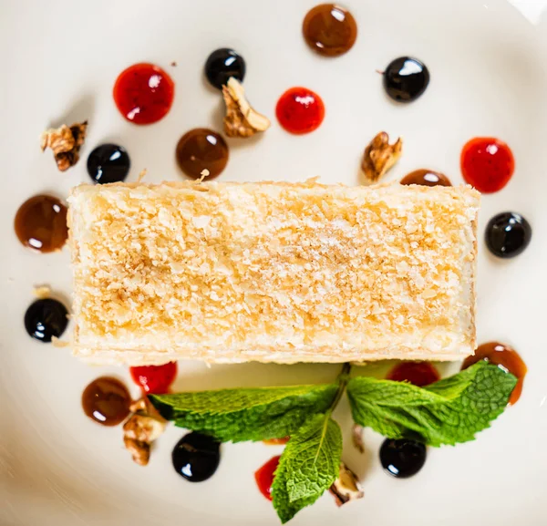 Ciasto Napoleona Sosem Jagodowym Zbliżenie — Zdjęcie stockowe