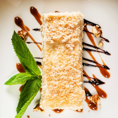 karamel soslu napolyon kek, yakın