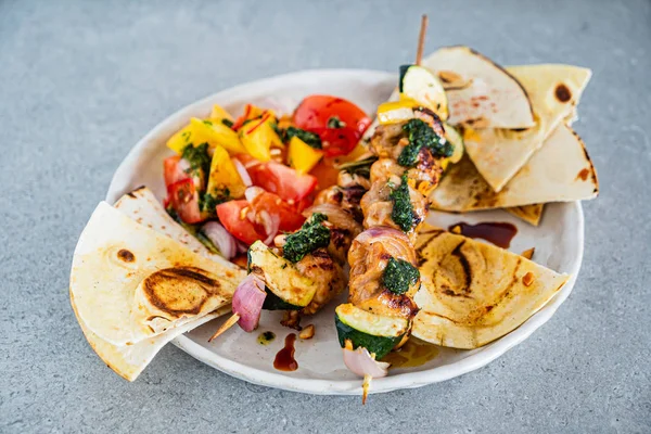 Sebzeli Tavuk Kebabı Pide Ekmeği — Stok fotoğraf