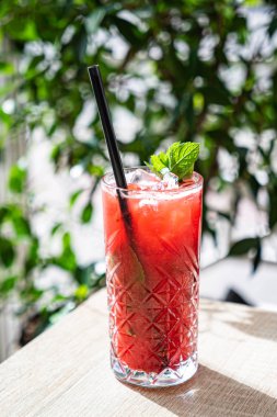 çilek ve nane ile yaz kokteyli