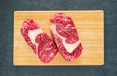 Büyük Çiğ Et Biftek Masada, yakın çekim