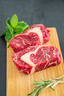 Büyük Çiğ Et Biftek Masada, yakın çekim