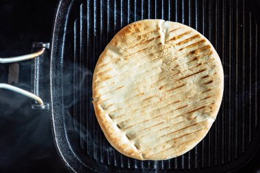 tavada ızgara pide ekmek, yakın